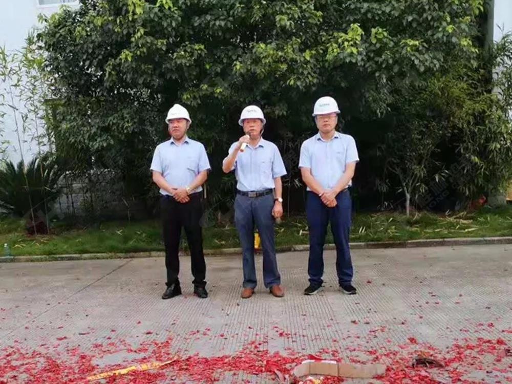 桂林鴻程董事長容平勛發表致辭桂林鴻程機電設備有限公司廠區2#生產廠房開工大吉！