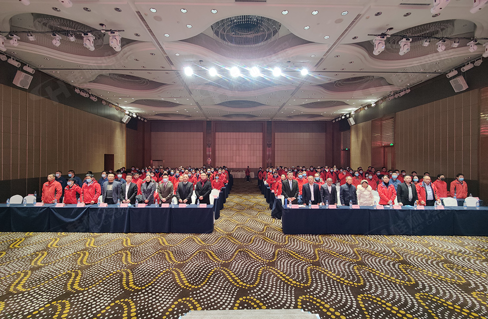 金牛辭舊歲，猛虎迎春來。搭著歡樂的時(shí)光列車，我們一起歡送碩果累累的2021年，迎來了嶄新的2022年。1月26日，我們歡聚一堂，在歡聲笑語、載歌載舞中迎接新春，“立足新鴻程開創(chuàng)新局面”桂林鴻程2021年年終總結(jié)表彰會(huì)由此開始！