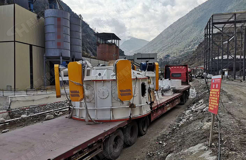 桂林鴻程董事長容棟國、總經理林總親臨磨機安裝現場指導工作