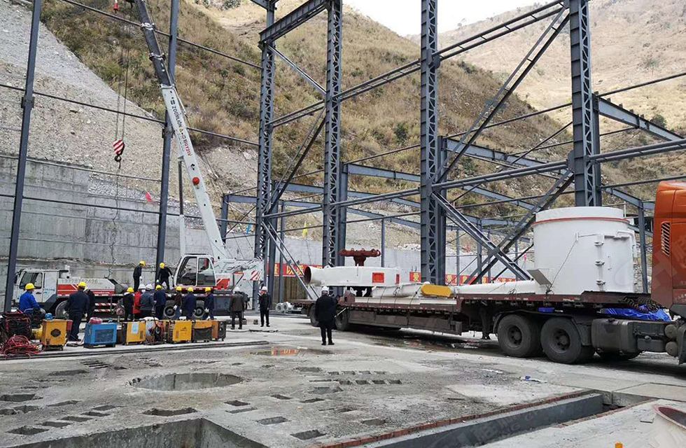 桂林鴻程董事長容棟國、總經理林總親臨磨機安裝現場指導工作